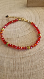 Rotes Kristallarmband einzeln - Detailansicht der facettierten Perlen