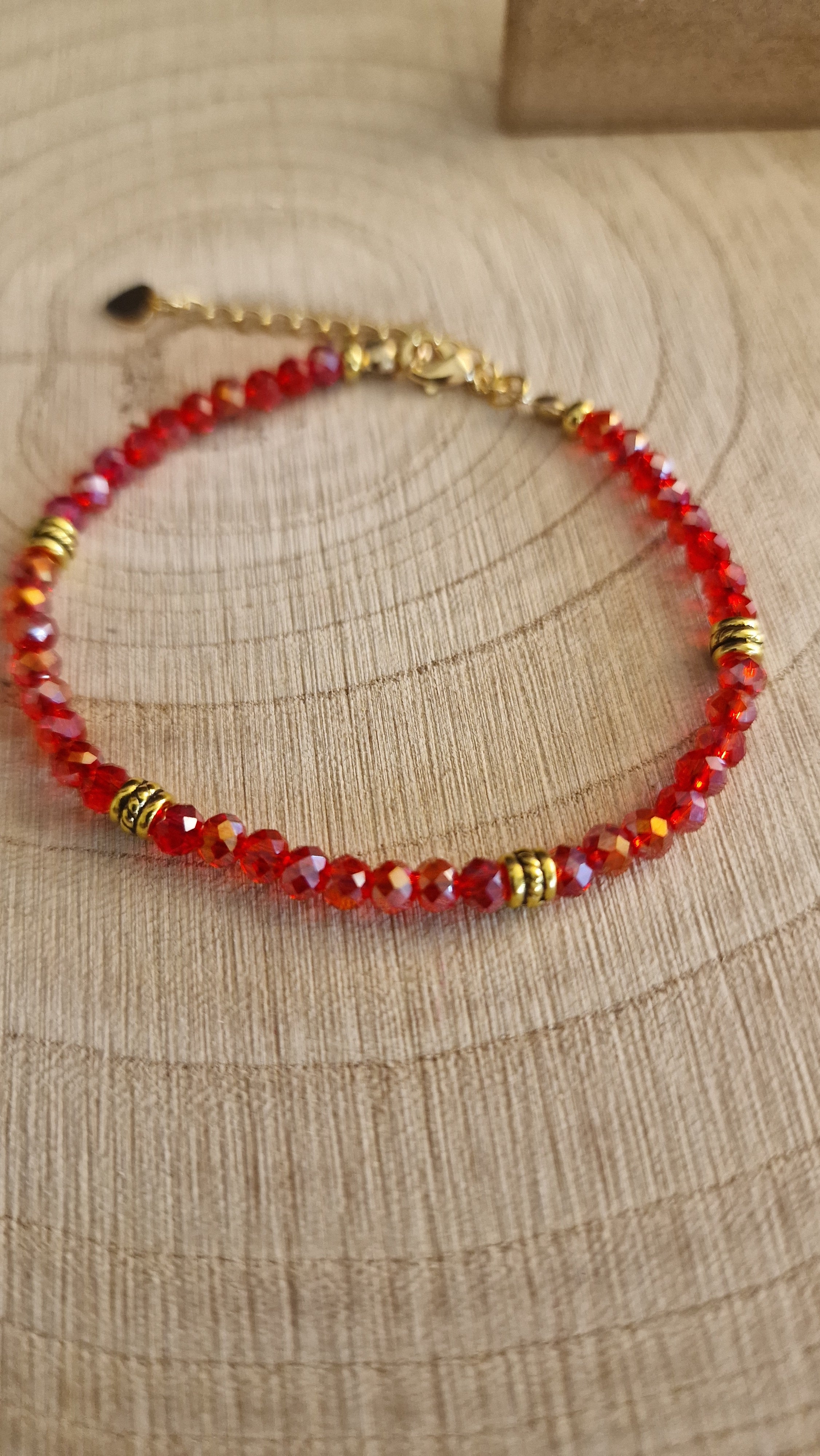 Rotes Kristallarmband einzeln - Detailansicht der facettierten Perlen