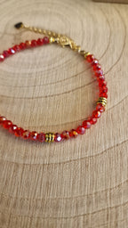 Rotes Kristallarmband einzeln - Detailansicht der facettierten Perlen
