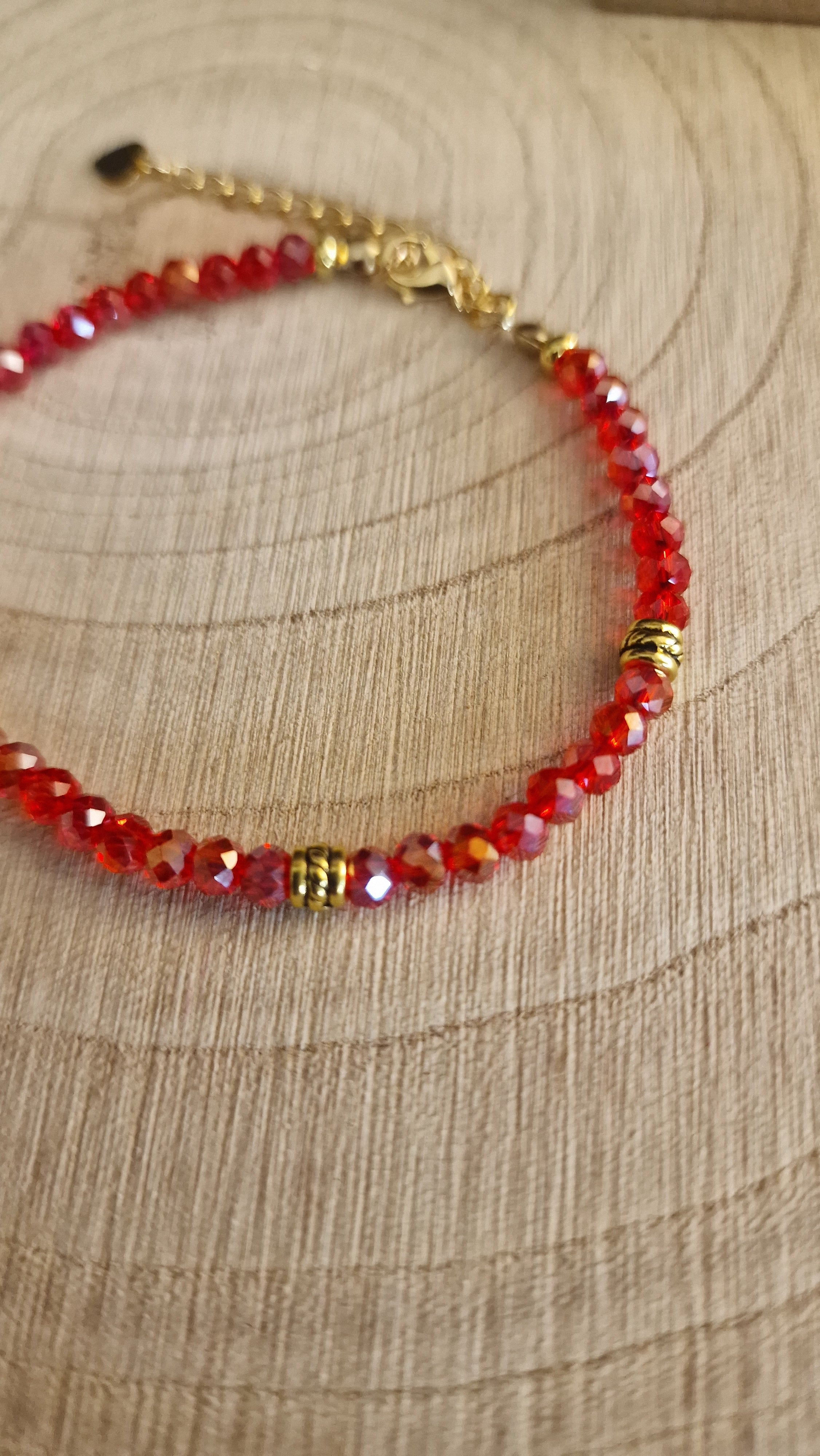 Rotes Kristallarmband einzeln - Detailansicht der facettierten Perlen