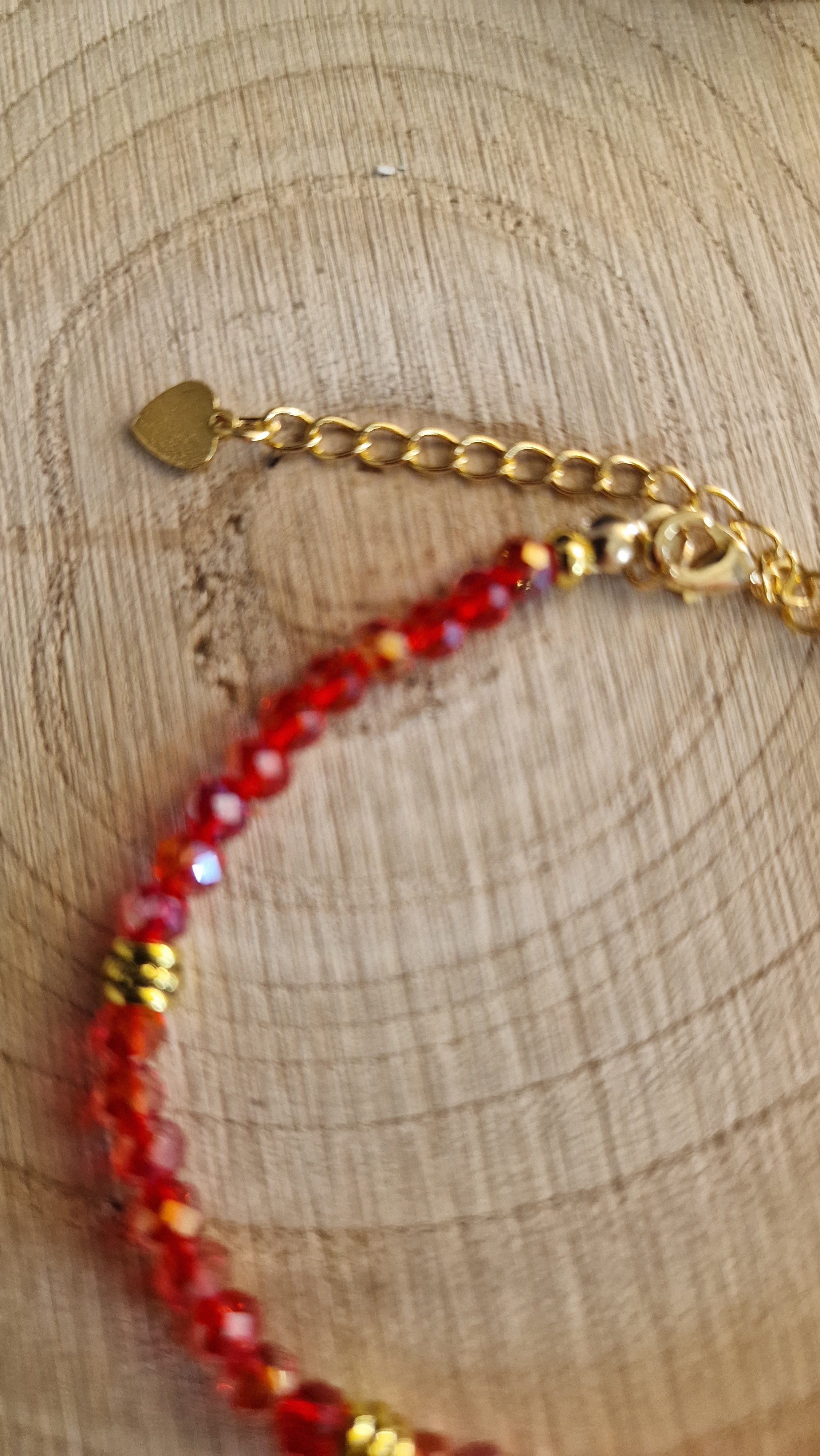 Rotes Kristallarmband einzeln - Detailansicht der facettierten Perlen