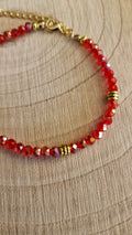 Rotes Kristallarmband einzeln - Detailansicht der facettierten Perlen