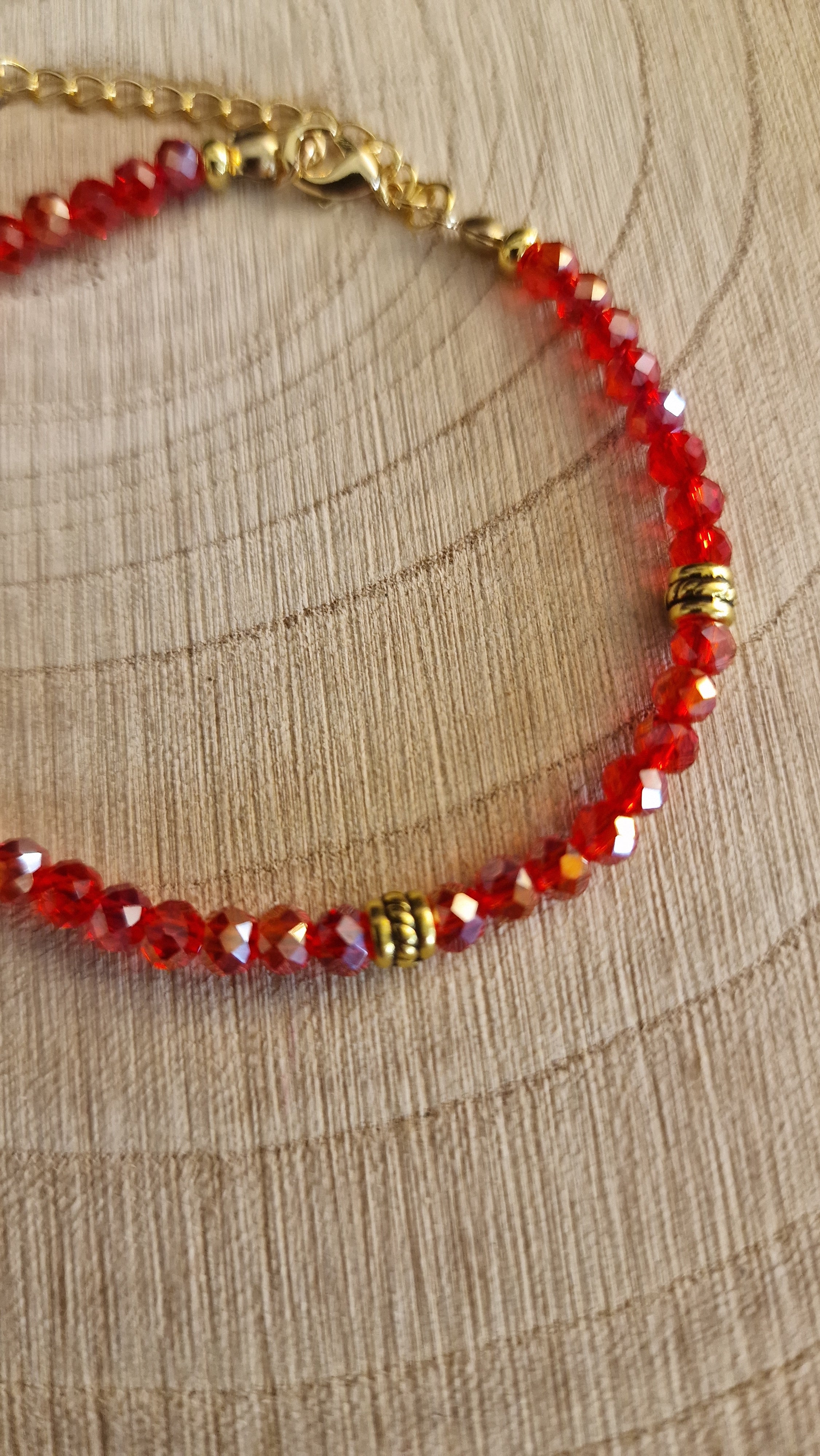 Rotes Kristallarmband einzeln - Detailansicht der facettierten Perlen