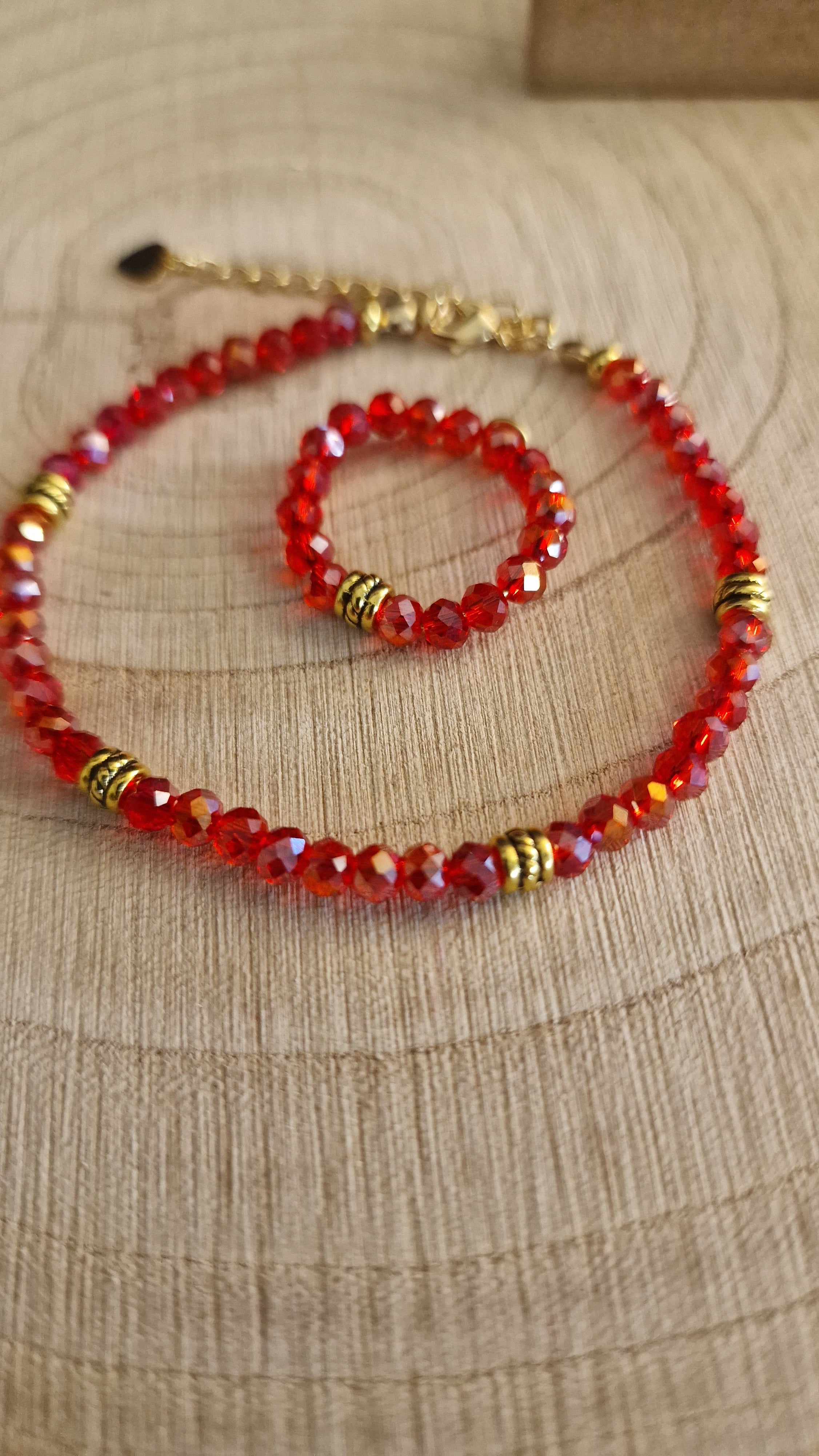 Armband mit roten Kristallperlen und passendem Ring - Komplettset