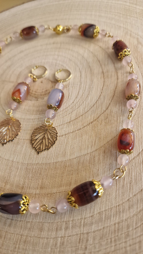 Botanik Set – Detailansicht Ohrringe mit goldenem Blatt-Anhänger
