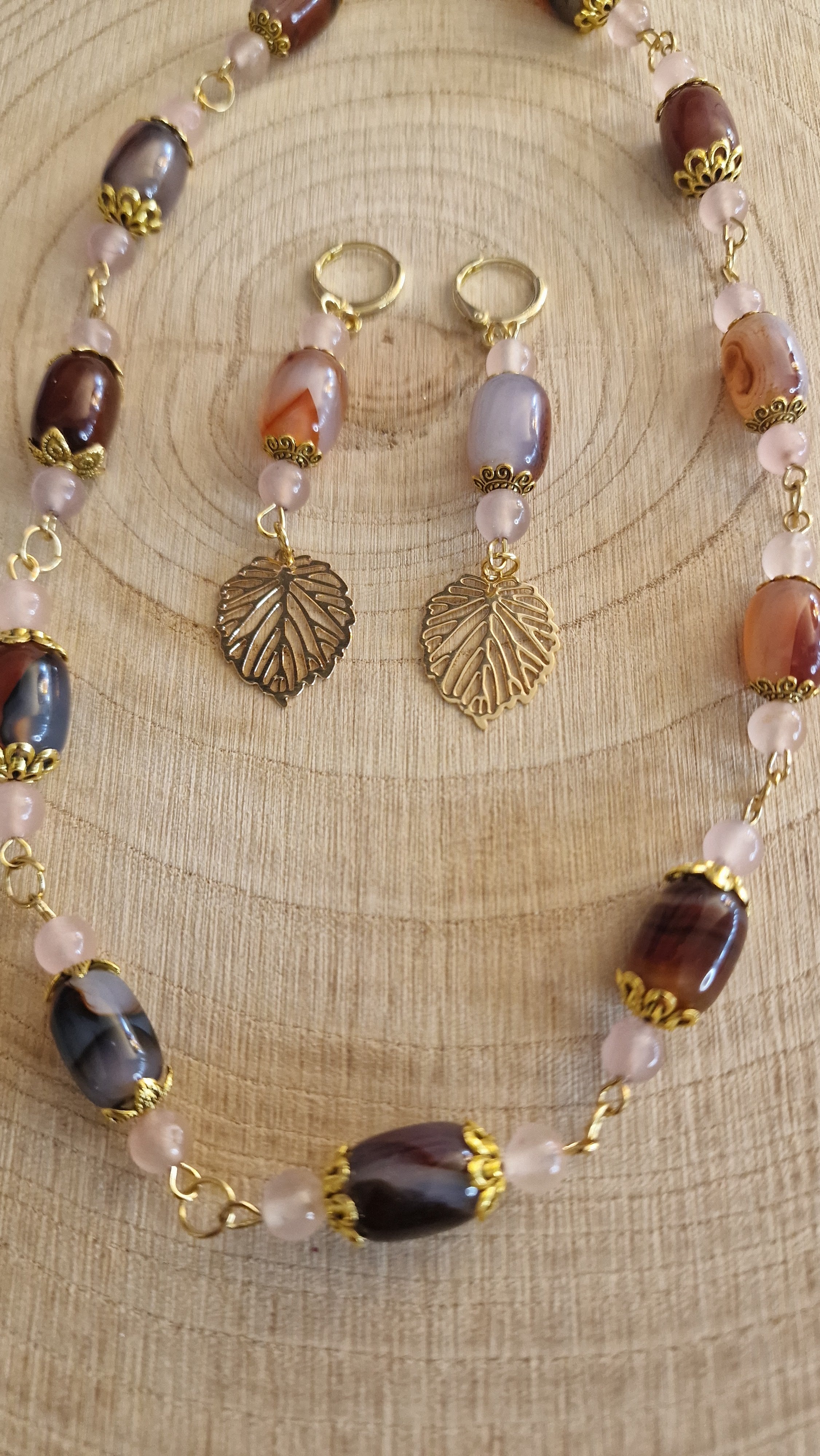 Botanik Set – Nahaufnahme Achatperlen und Rosenquarz gold
