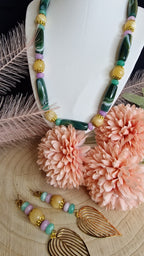 Achat & Jade Set – Halskette und Ohrringe auf Holzuntergrund