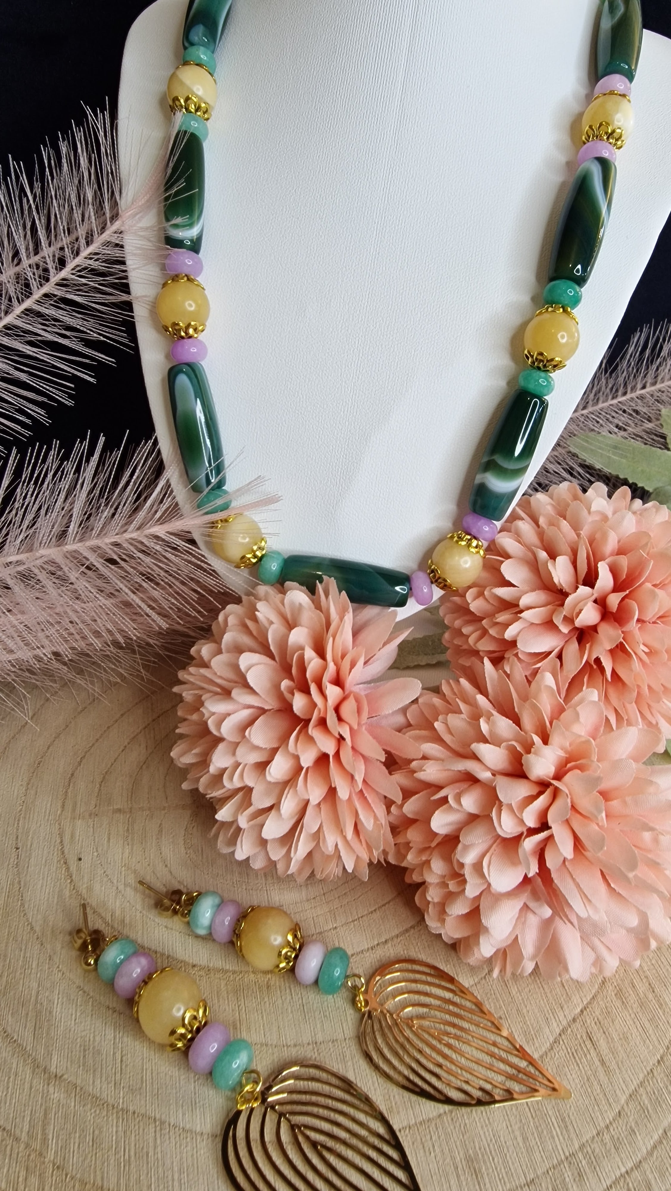Achat & Jade Set – Halskette und Ohrringe auf Holzuntergrund