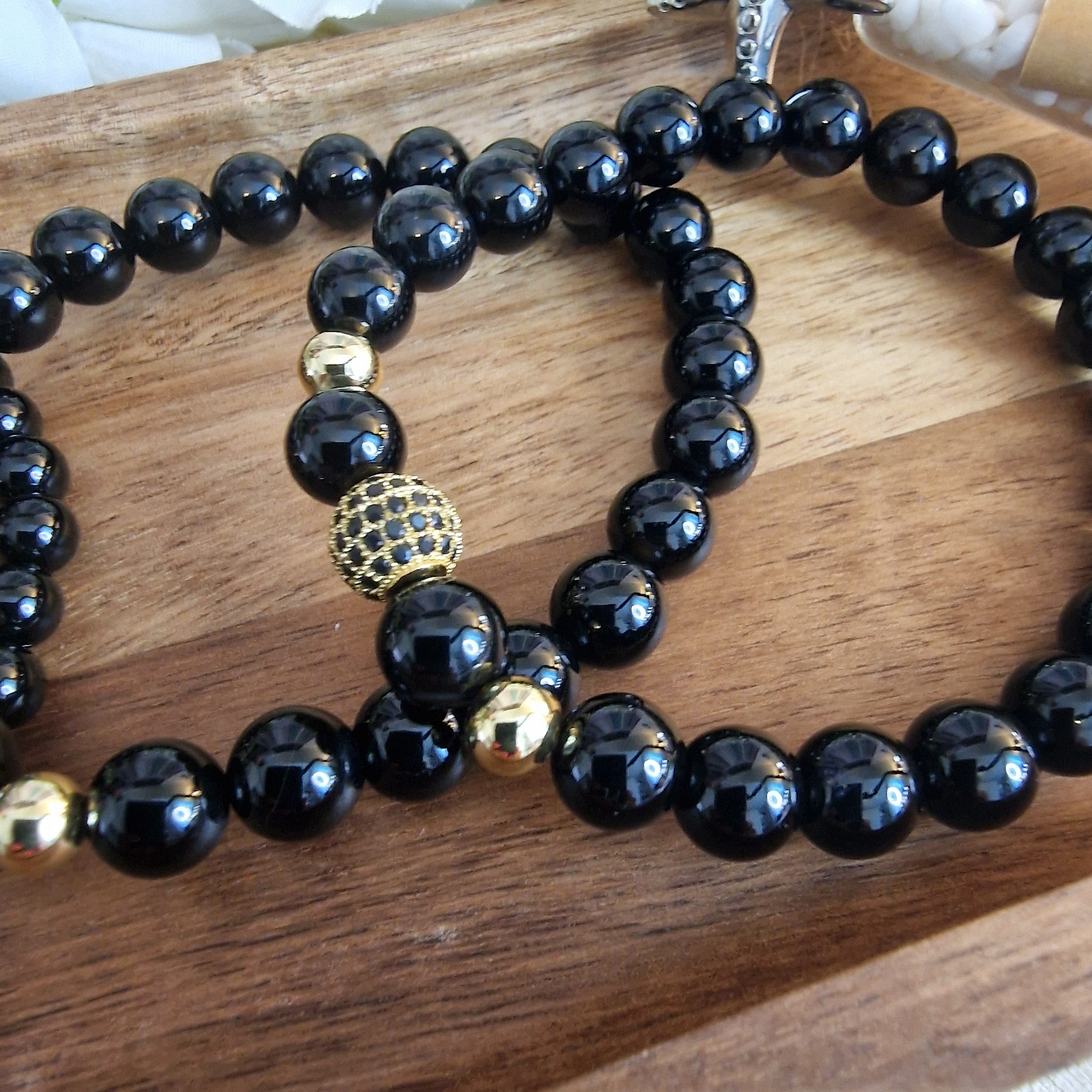 Herren Perlenarmband Schwarz Gold | Naturstein mit Pavé-Kugel | Elastisch | inklusive Schmuckbox