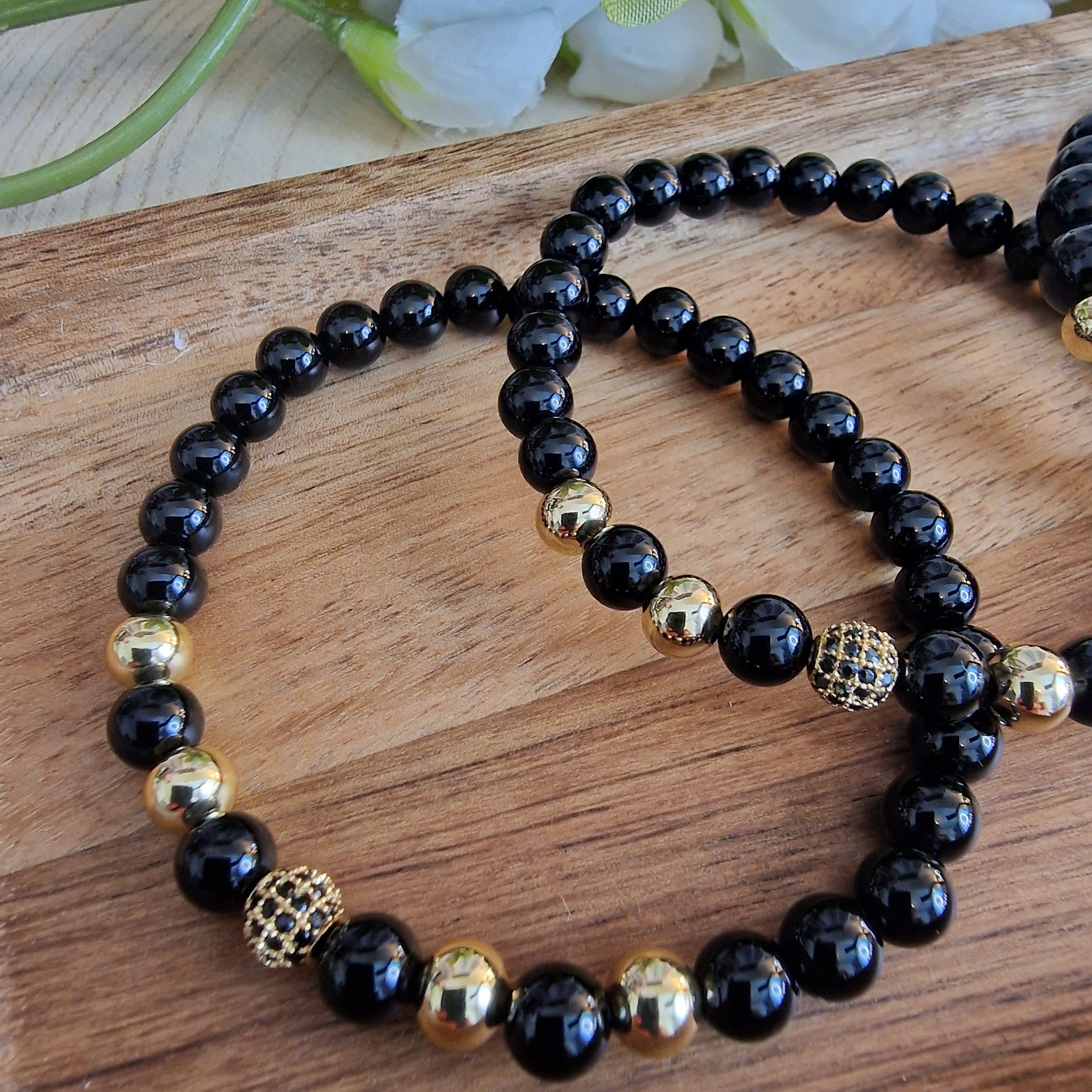 Herren Perlenarmband Schwarz Gold | Naturstein mit Pavé-Kugel | Elastisch | inklusive Schmuckbox