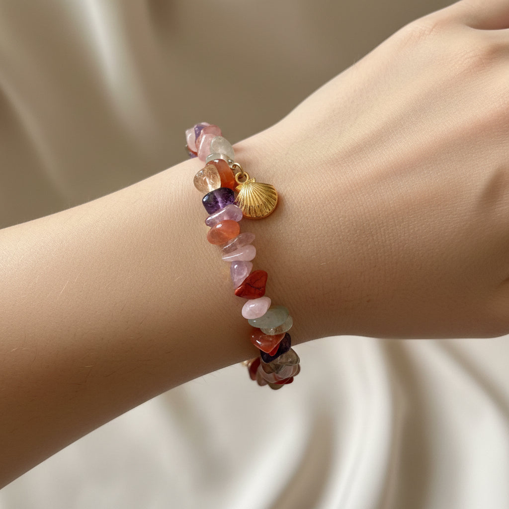 Ein buntes perlenarmband am arm
