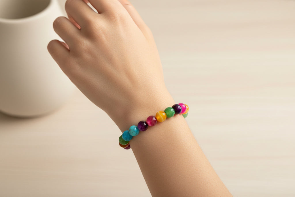 Ein arm eines jungen trägt eine bunte Achat perlenkette