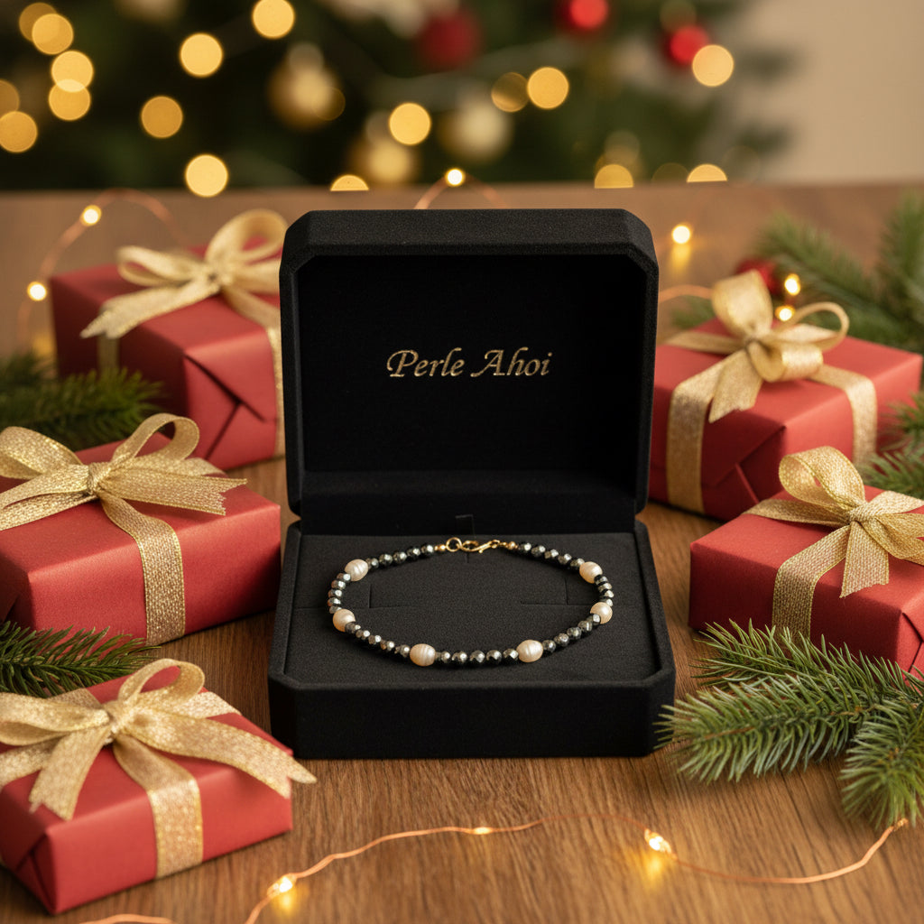 Eine Hämatit Perlenkette liegt in einer Schmuckschachtel 