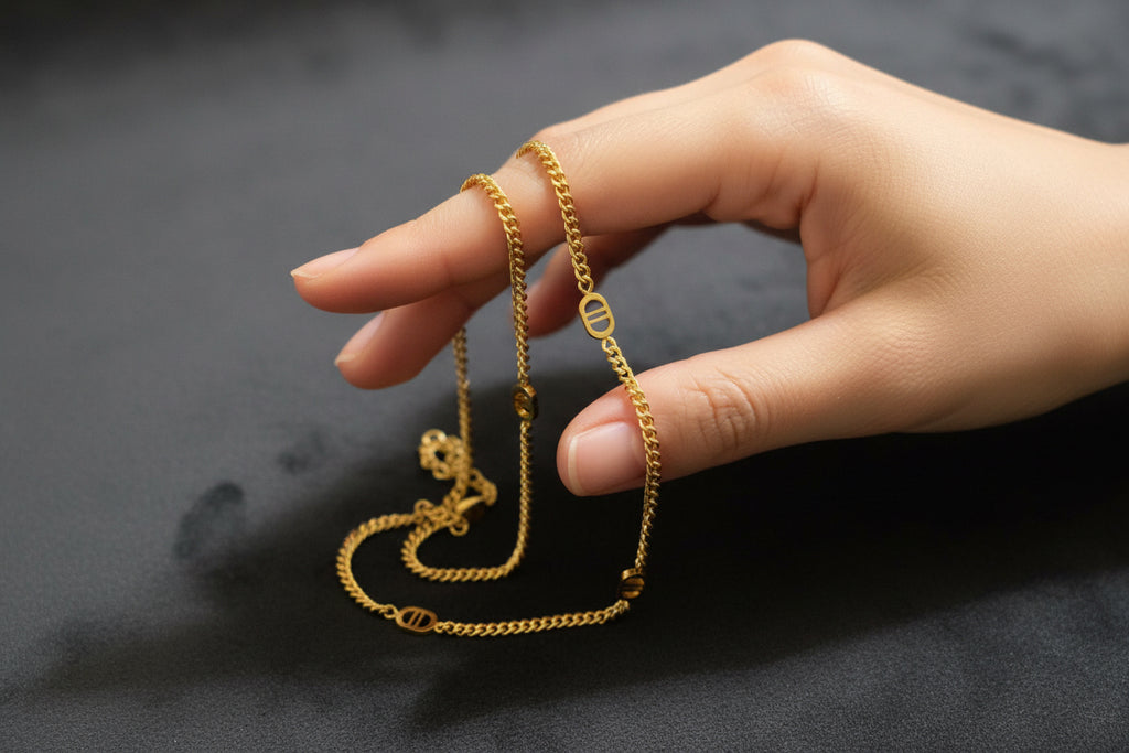 Eine Hand hält eine goldene kette 18k