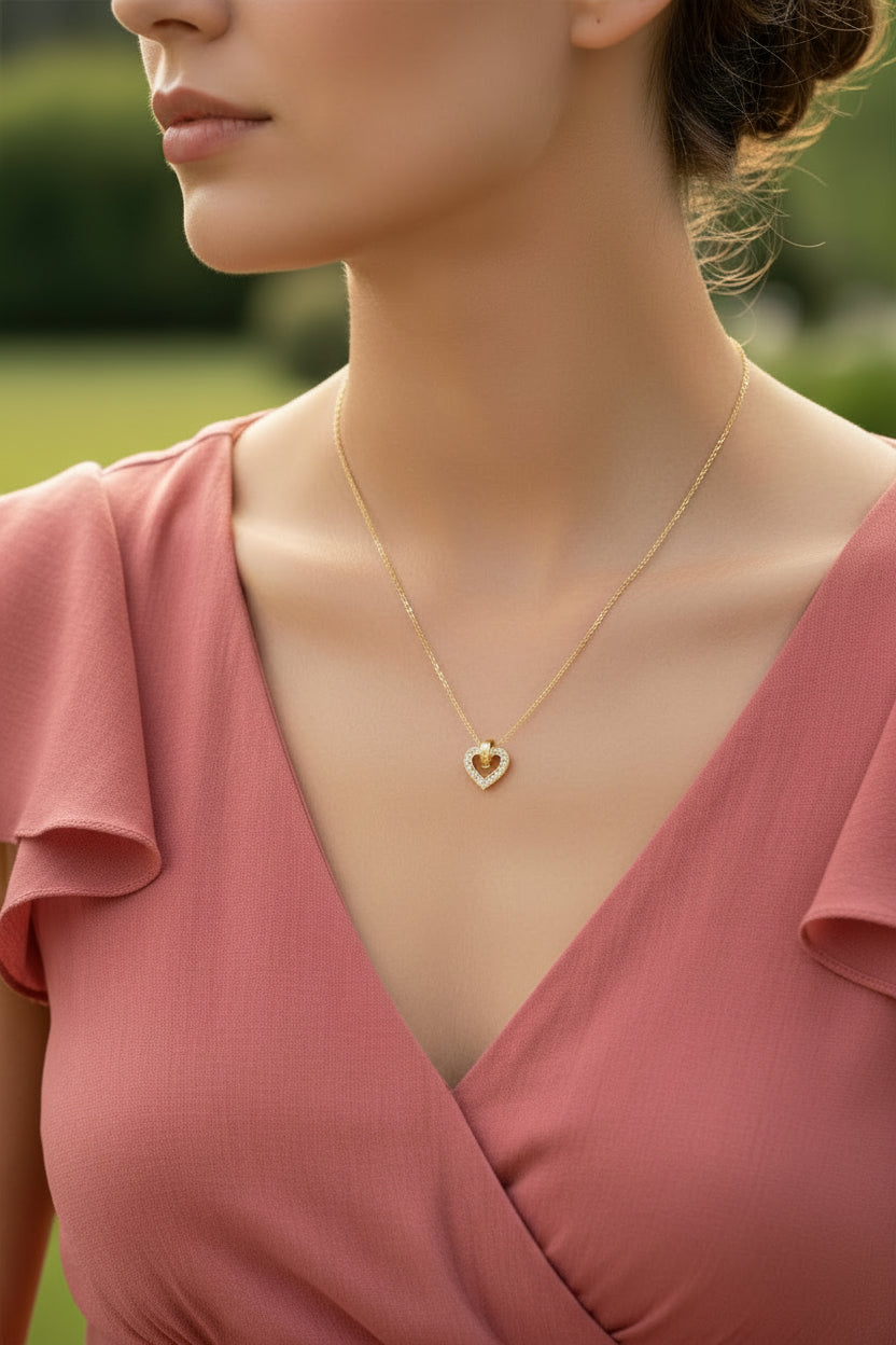 Eine Frau trägt eine kette am hals mit einem Herz verbunden mit einem Ring  als anhänger