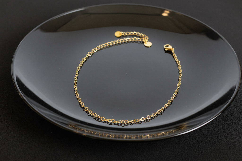 Armband liet auf einer dunklen glasplatte
