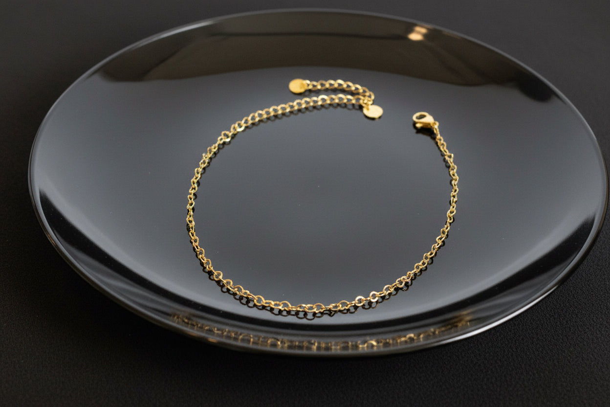 Armband liet auf einer dunklen glasplatte
