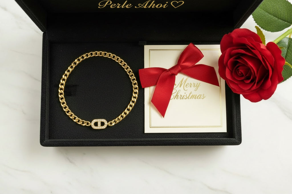 Armband liegt in einer schmuckschachtel
