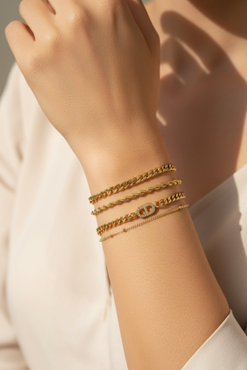 Frauen arm mit verschiedenen goldarmbänder
