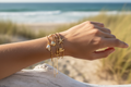 Frau trägt Armbänder mit Charms